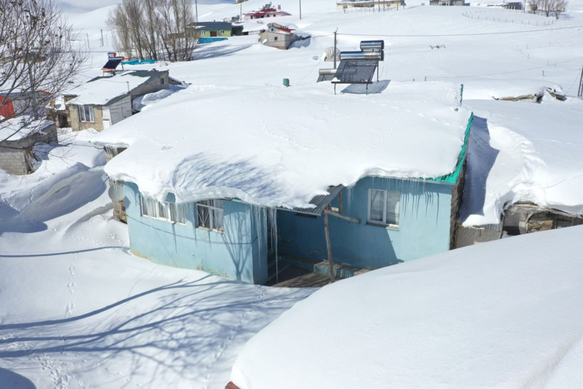 Bahar ayları geldi ama o köy hala metrelerce kar altında - Resim: 9