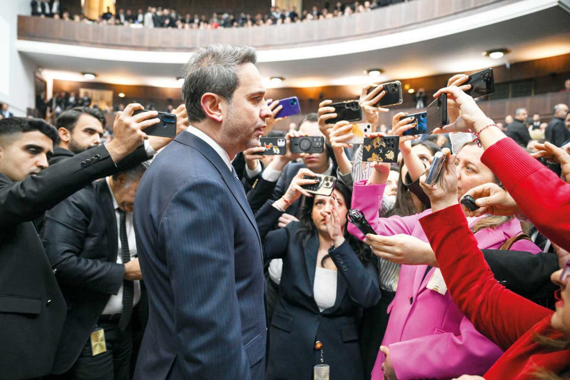 Enerji ve Tabii Kaynaklar  Bakanı Alparslan Bayraktar&rsquo;ın sağ profili.