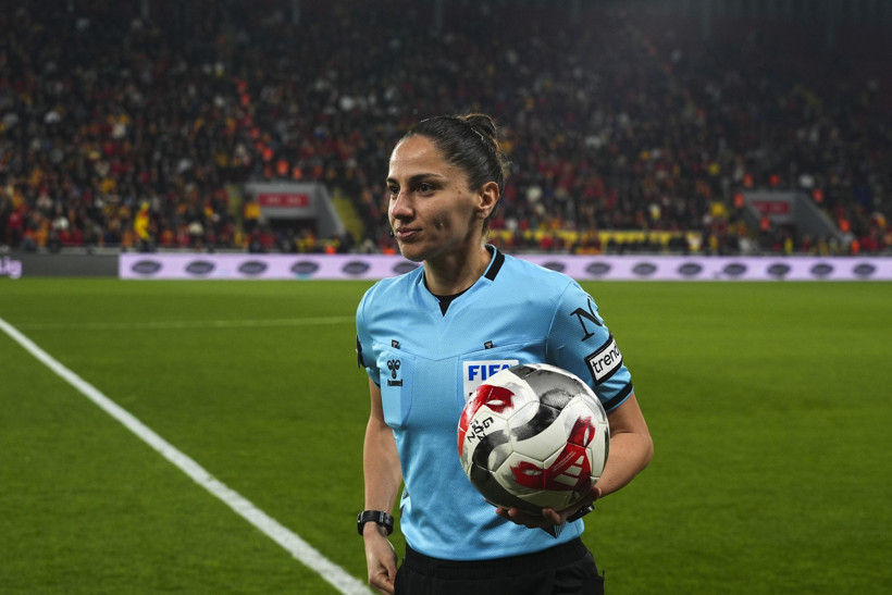 Asen Albayrak, Süper Lig'de 22 yıl sonra maç yöneten ilk hakem oldu - Resim : 1