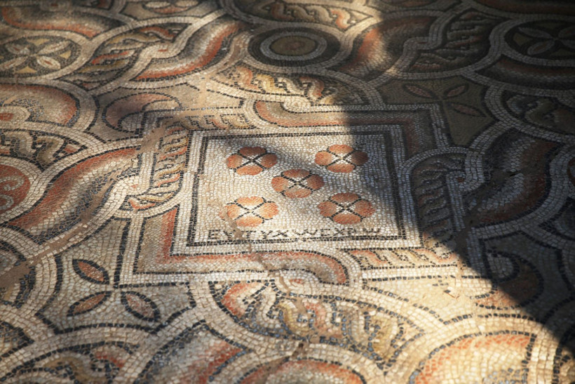 Binlerce yıllık mozaikte yazıyor: 'Kıskanan çatlasın' - Resim: 5