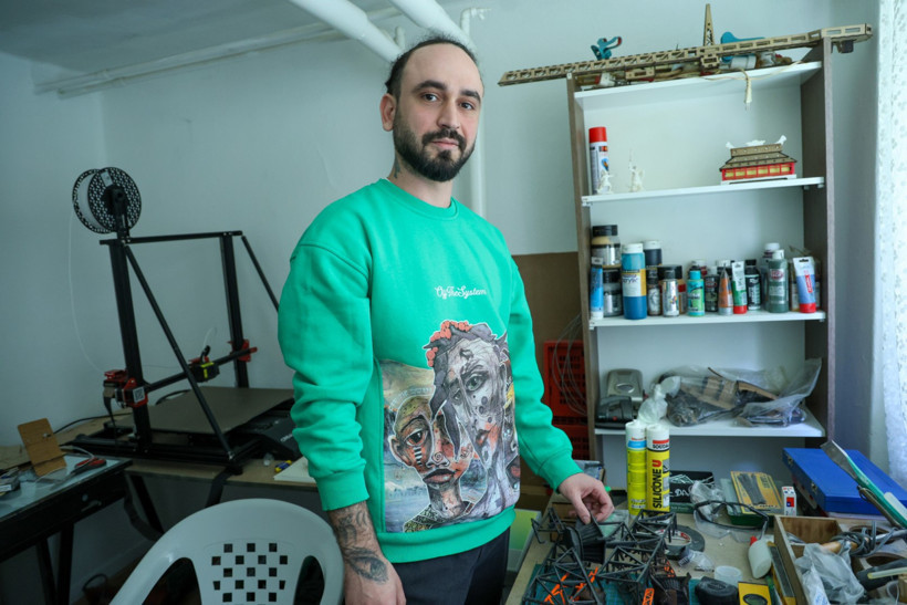 Kırık kaldırım taşlarını heykele dönüştürüyor - Resim : 1