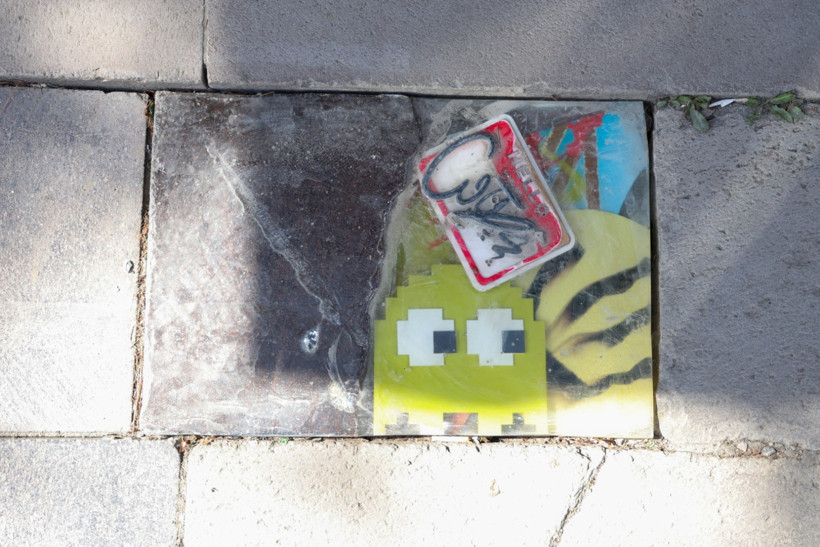 Kırık kaldırım taşlarını heykele dönüştürüyor - Resim : 2