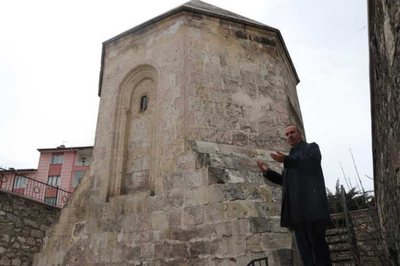 Yolun ortasında gizli kalmış tarihi türbe: İnsanlar fark etmeden yanından geçiyor - Resim : 1