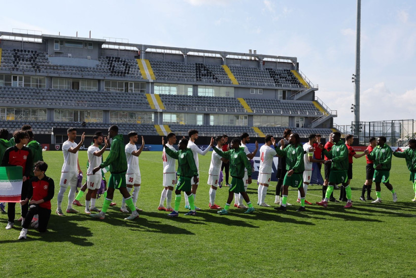 İranlı futbolculardan, Antalya'da sıra dışı protesto: Okul çantasıyla çıktılar - Resim: 6