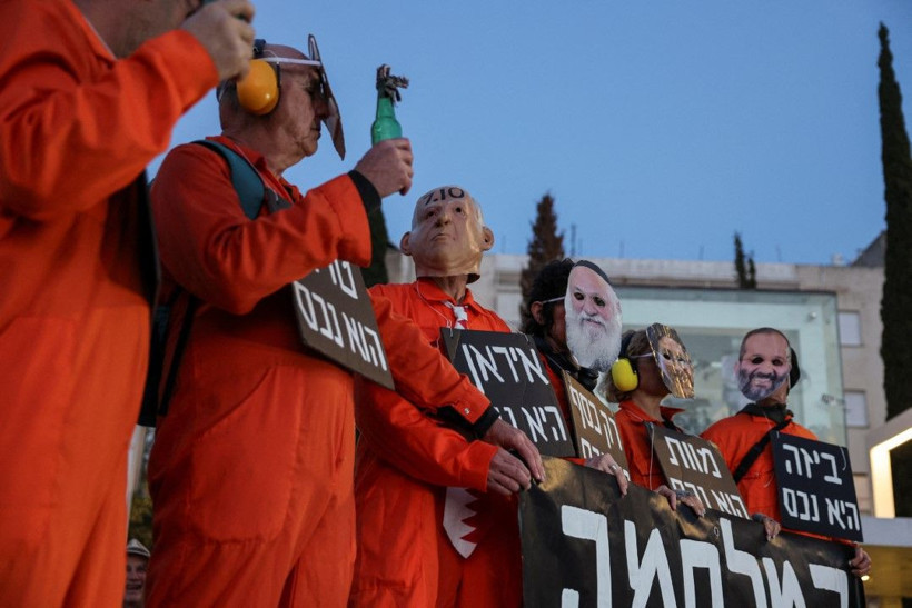 Tel Aviv karıştı: Polis eylemcileri güç kullanarak dağıttı - Resim: 8