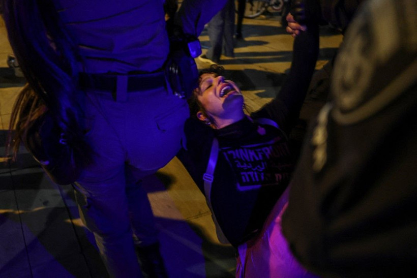 Tel Aviv karıştı: Polis eylemcileri güç kullanarak dağıttı - Resim: 12