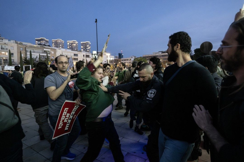 Tel Aviv karıştı: Polis eylemcileri güç kullanarak dağıttı - Resim: 33