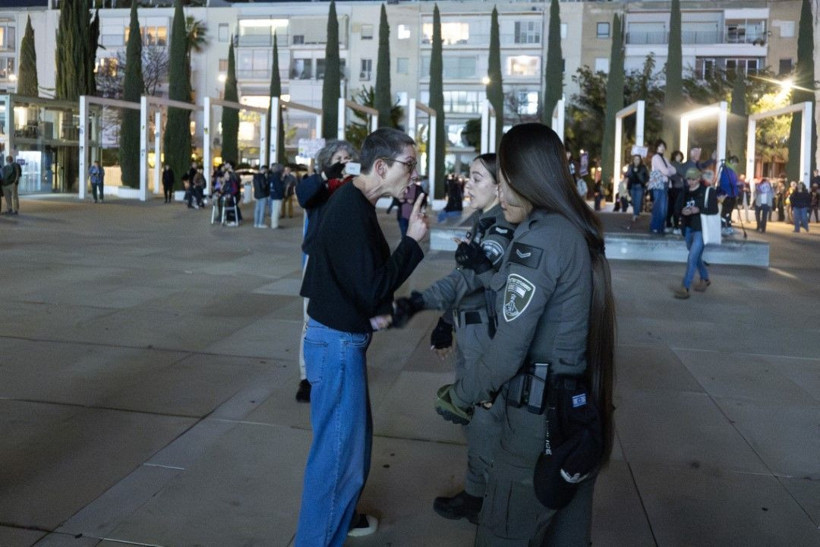 Tel Aviv karıştı: Polis eylemcileri güç kullanarak dağıttı - Resim: 29