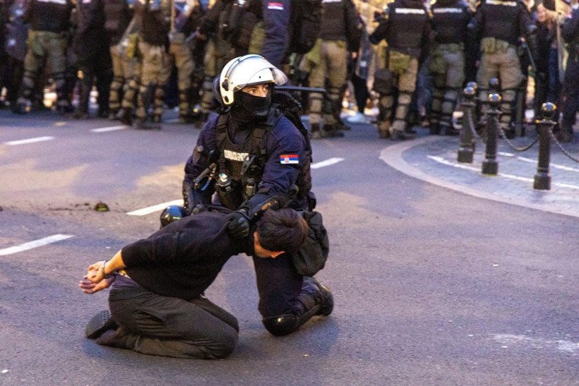 Sırbistan'da üniversiteler karıştı: Yüzlerce öğrenci polisle çatıştı - Resim: 3