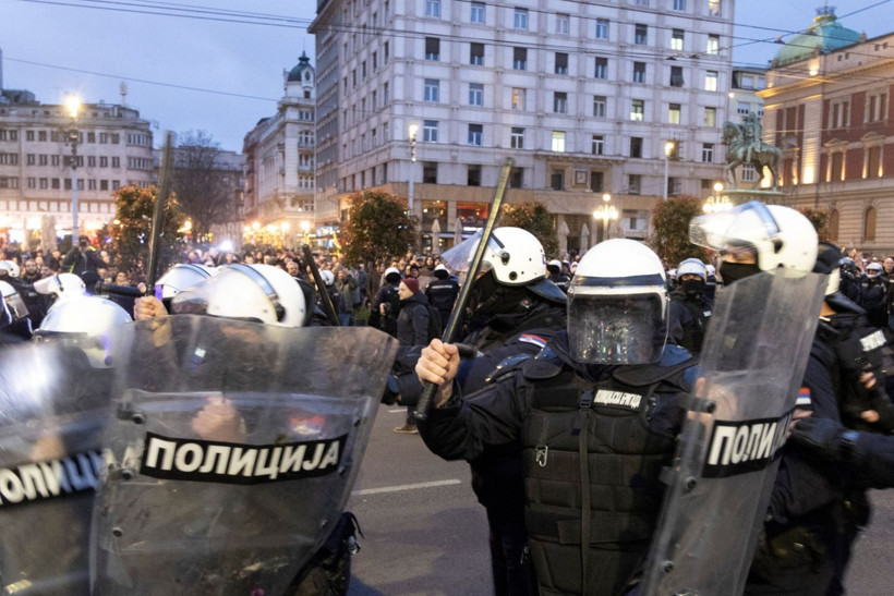 Sırbistan'da üniversiteler karıştı: Yüzlerce öğrenci polisle çatıştı - Resim: 2
