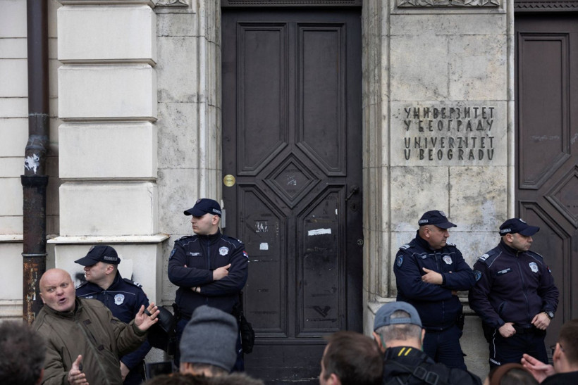 Sırbistan'da üniversiteler karıştı: Yüzlerce öğrenci polisle çatıştı - Resim: 4