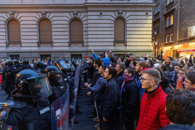 Sırbistan'da üniversiteler karıştı: Yüzlerce öğrenci polisle çatıştı - Resim: 13