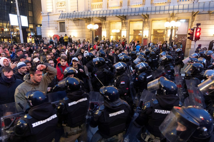 Sırbistan'da üniversiteler karıştı: Yüzlerce öğrenci polisle çatıştı - Resim: 14