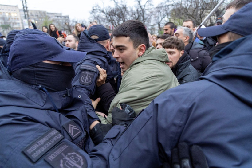 Sırbistan'da üniversiteler karıştı: Yüzlerce öğrenci polisle çatıştı - Resim: 15