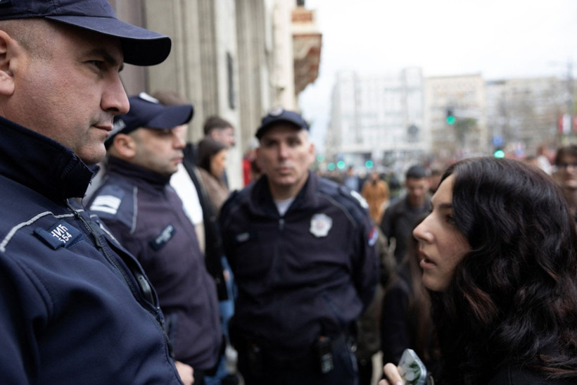 Sırbistan'da üniversiteler karıştı: Yüzlerce öğrenci polisle çatıştı - Resim: 5