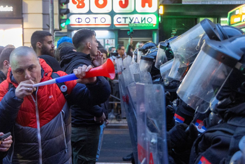 Sırbistan'da üniversiteler karıştı: Yüzlerce öğrenci polisle çatıştı - Resim: 6