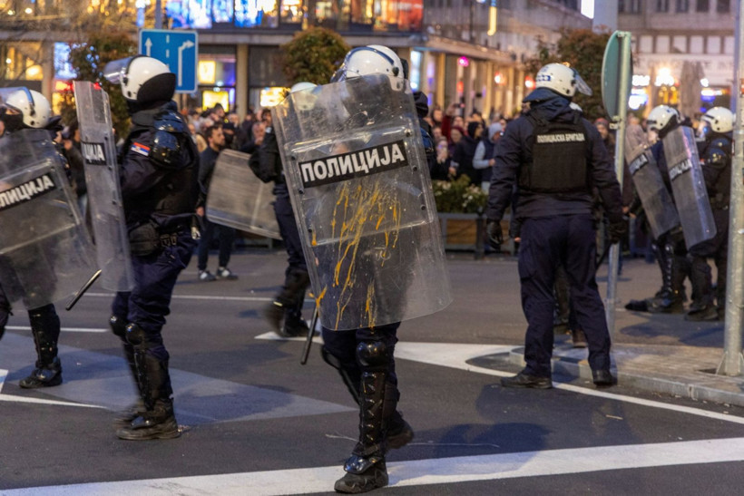 Sırbistan'da üniversiteler karıştı: Yüzlerce öğrenci polisle çatıştı - Resim: 8