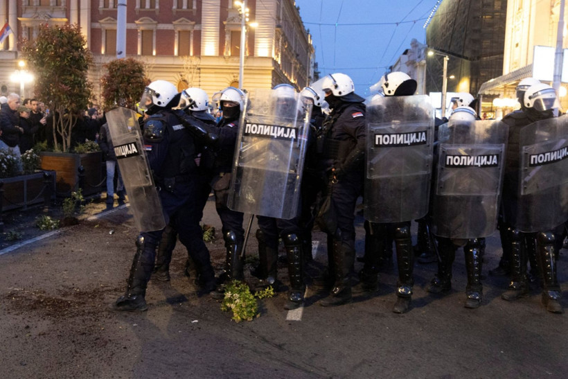 Sırbistan'da üniversiteler karıştı: Yüzlerce öğrenci polisle çatıştı - Resim: 11