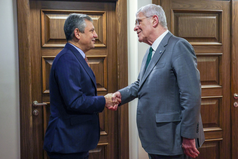 &Ouml;zg&uuml;r &Ouml;zel, 24 yıl sonra belgeyi raftan indirdi - Resim : 1