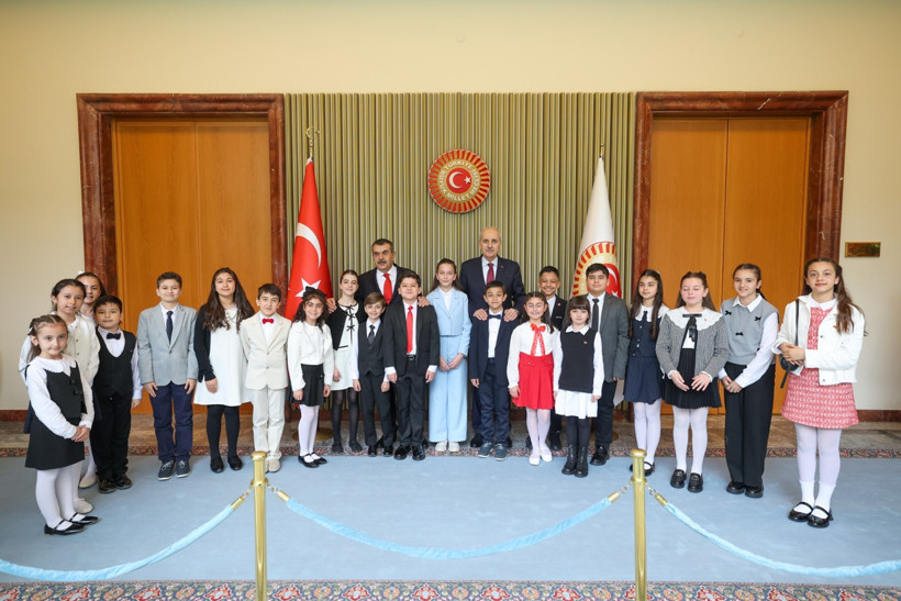 Meclis başkanlığı koltuğuna oturan çocuğun gündemi okul saldırıları oldu - Resim : 2