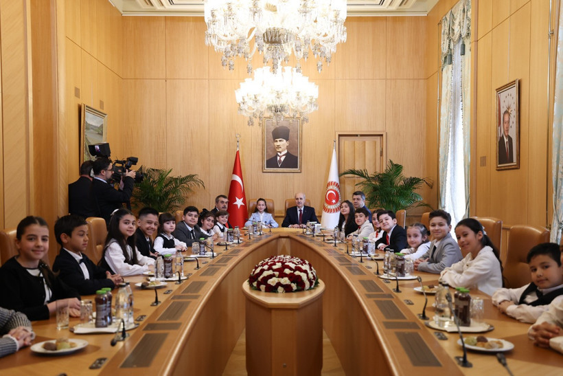 Meclis başkanlığı koltuğuna oturan çocuğun gündemi okul saldırıları oldu - Resim : 1