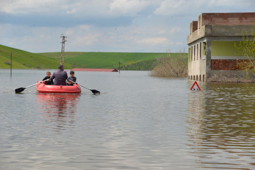 Baraj kapakları açıldı, mahkemelik evler su altına kaldı - Resim: 5