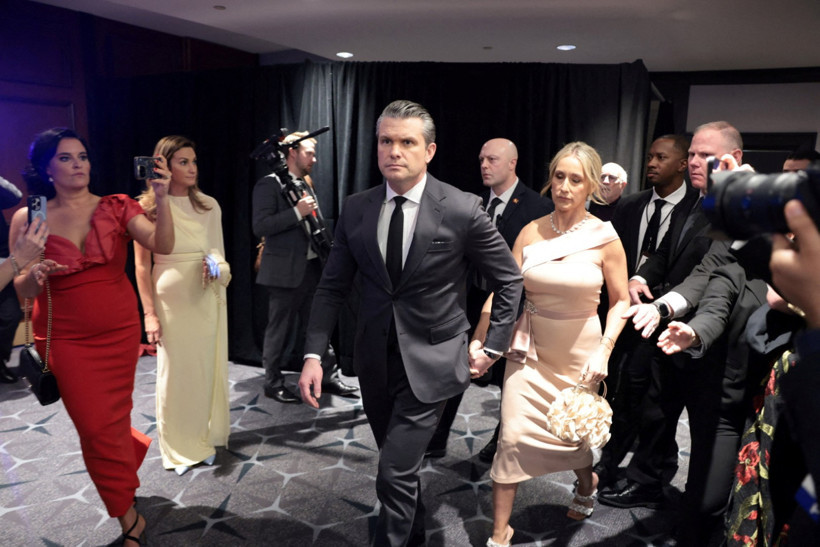 Bakan eşinin ucuz elbisesi gündem oldu - Resim : 1