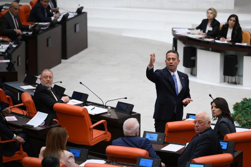 Meclis'te tansiyon yükseldi: 'Adam değilsin' tartışması - Resim: 8