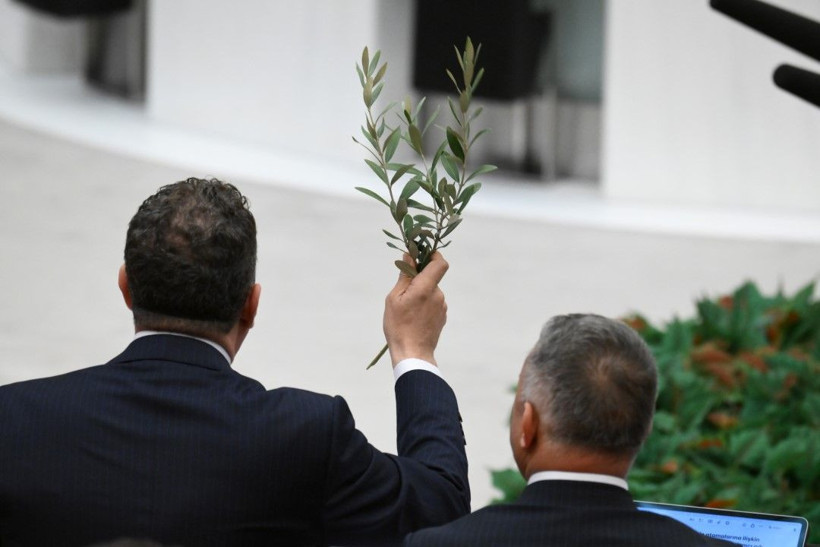 CHP'li Başarır Meclis'e zeytin dalı ve kelepçe getirdi - Resim: 1