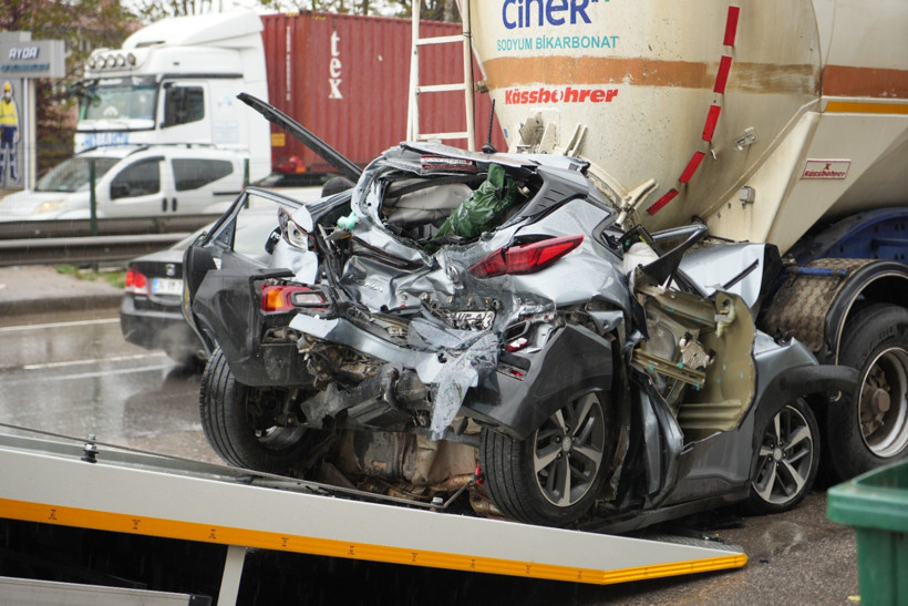 İki TIR arasında ezilen otomobilden mucize kurtuluş - Resim : 2