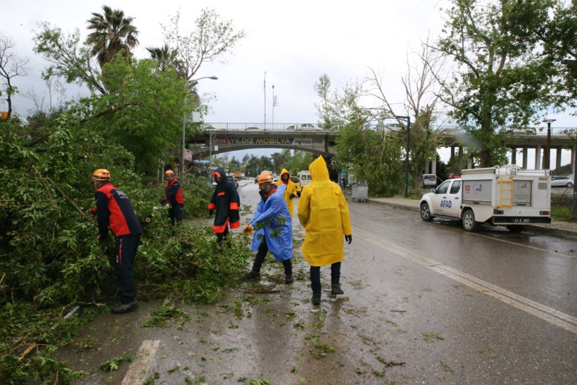 Deprem gibi: Camiler, iş yerleri yıkıldı - Resim: 5