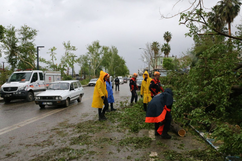 Deprem gibi: Camiler, iş yerleri yıkıldı - Resim: 6