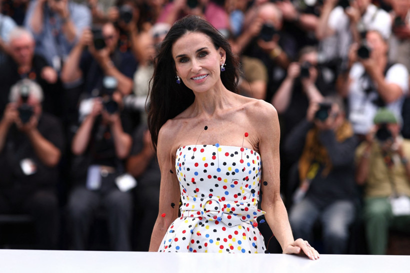 Cannes kırmızı halısından ge&ccedil;en Demi Moore hayranlarını endişelendirdi - Resim : 4