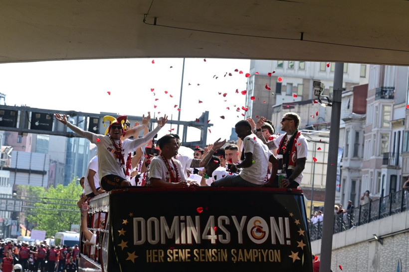 Galatasaray 26. şampiyonluğunu RAMS Park'ta kutladı: Binlerce taraftar tribünlerde - Resim: 36