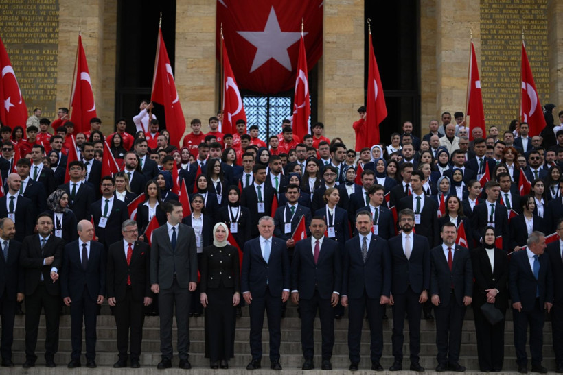 Gençler Ata'sına koştu - Resim: 1