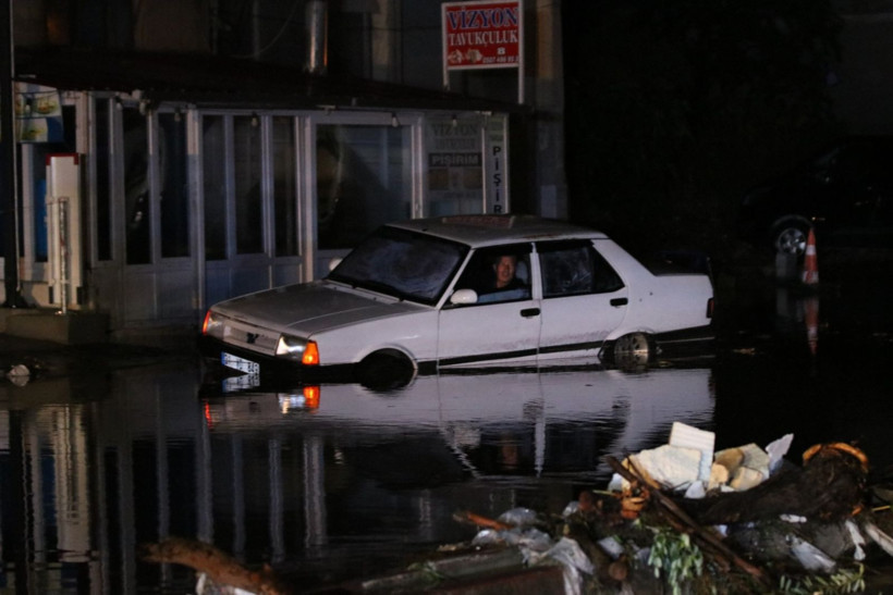 Hatay'da yollar, köprüler, evler çöktü: İki kişi öldü - Resim: 4
