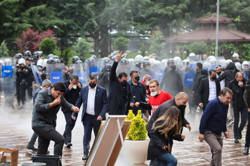 CHP'ye müdahale, Reuters objektifinde - Resim: 17