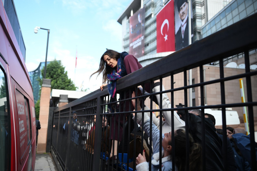 CHP Genel Merkezi’nde hareketlilik: 'Tahliye talebi' iddiası sonrası arbede - Resim : 4
