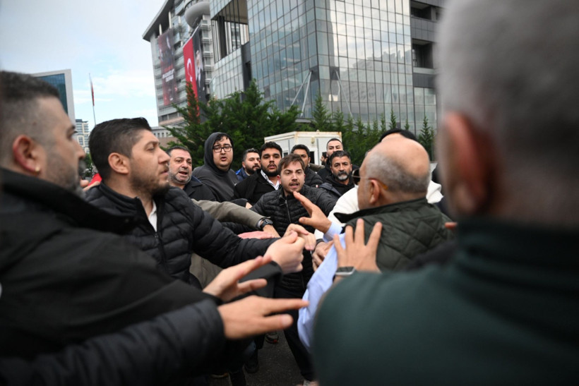 CHP Genel Merkezi’nde hareketlilik: 'Tahliye talebi' iddiası sonrası arbede - Resim : 1