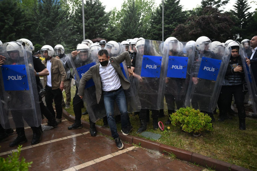 Polis, CHP Genel Merkezi'ne böyle girdi - Resim: 10