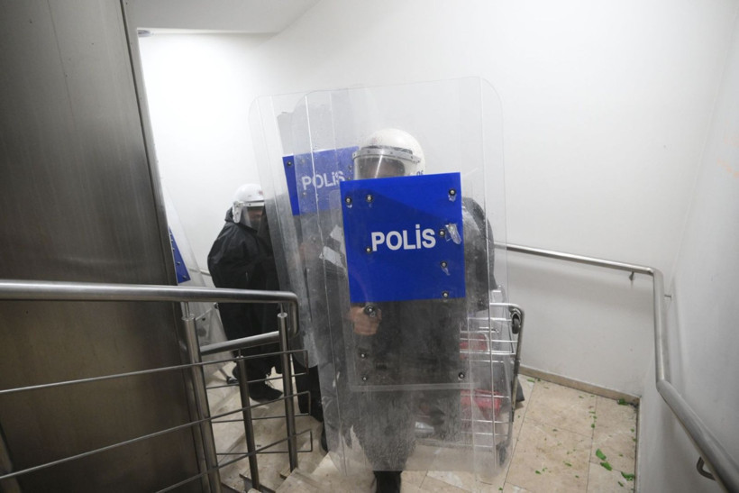 Polis, CHP Genel Merkezi'ne böyle girdi - Resim: 3