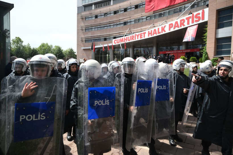 Polis, CHP Genel Merkezi'ne böyle girdi - Resim: 6