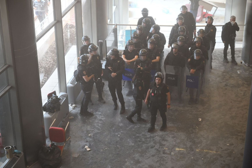 Polis, CHP Genel Merkezi'ne böyle girdi - Resim: 9