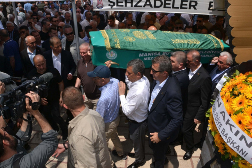 Özgür Özel’in acı günü: Amcası son yolculuğuna uğurlandı - Resim : 1