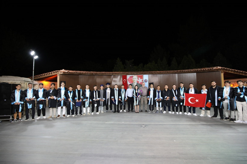 59 erkek öğrenci arasında tek kadın öğrenci: Mezuniyet törenine damga vurdu - Resim : 1