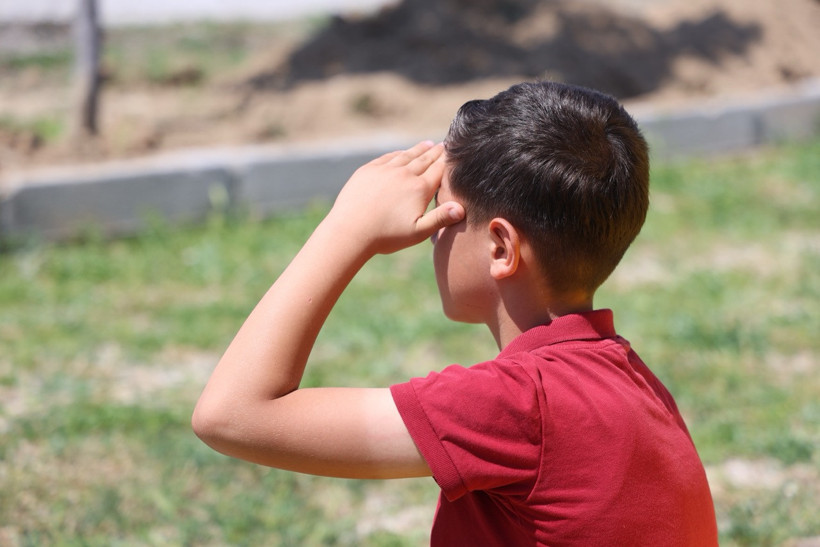 Sıra kavgasına veli müdahalesi: 10 yaşındaki çocuğu dövdü - Resim : 1