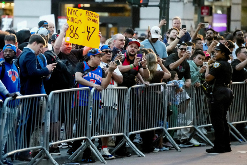 Trump'ı torununun önünde yuhaladılar - Resim : 4