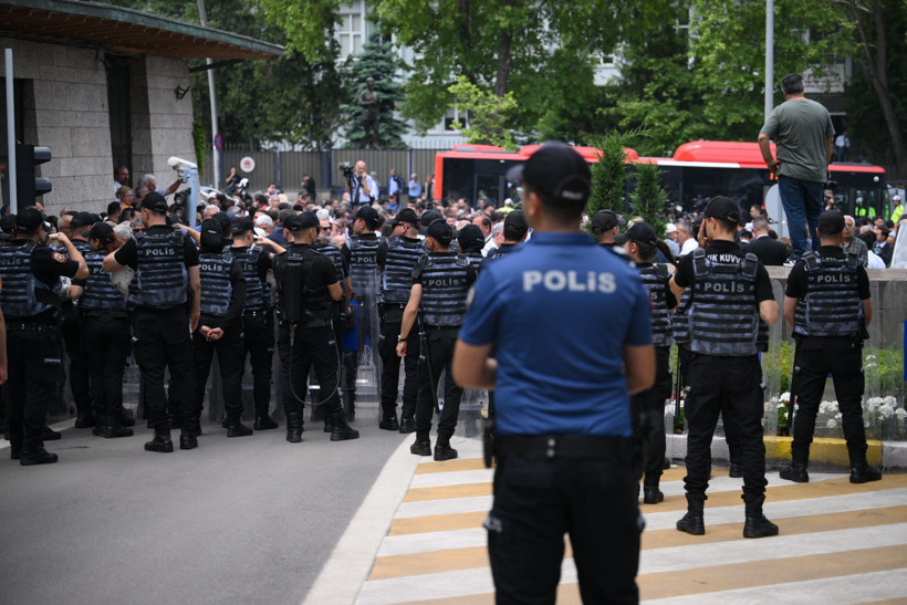 CHP Grup Toplantısı &ouml;ncesi Meclis'te ziyaret&ccedil;i yasağı - Resim : 2