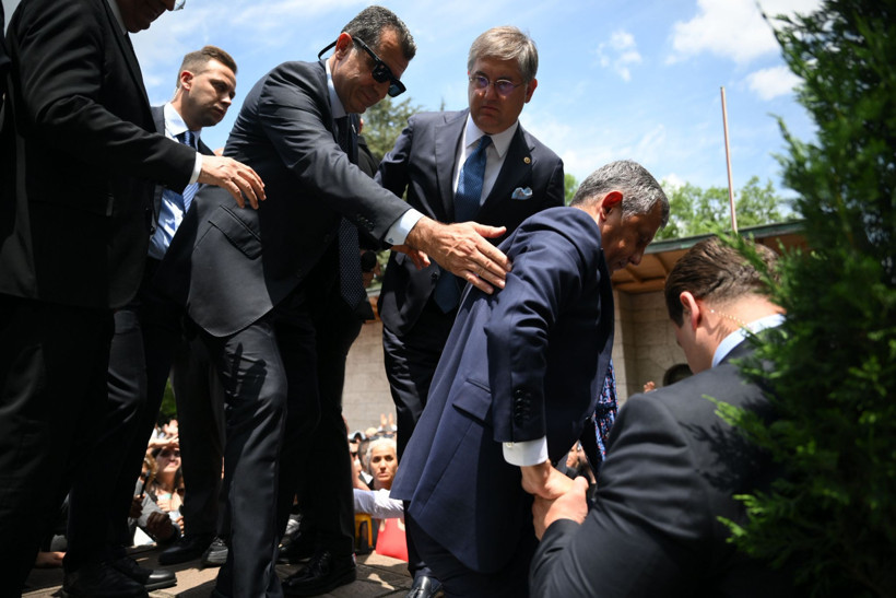 Özel Meclis kapısında vatandaşlara seslendi: Asla teslim olmayacağım - Resim : 3