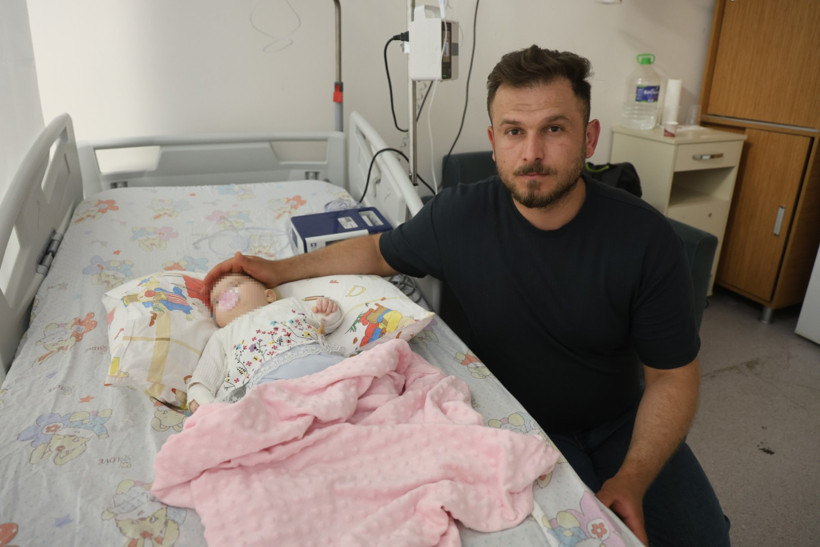Sargıyla birlikte bebeğin parmağını kesti - Resim : 2
